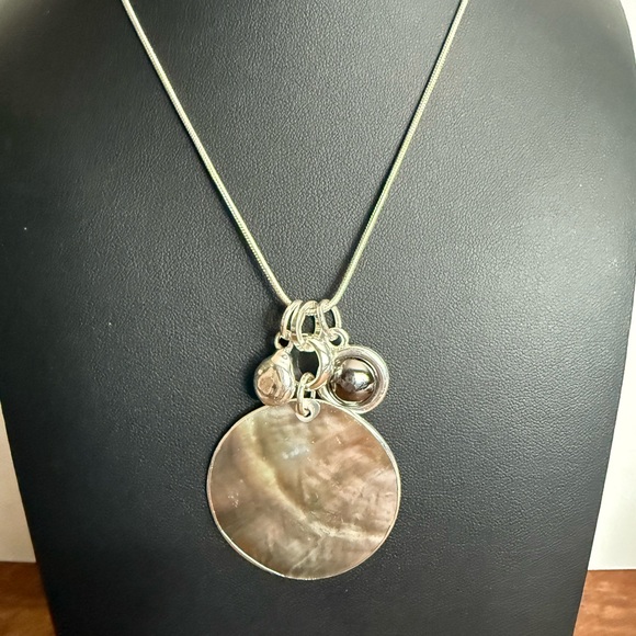 Elegant Silver Pendant Necklace - Picture 3 of 9